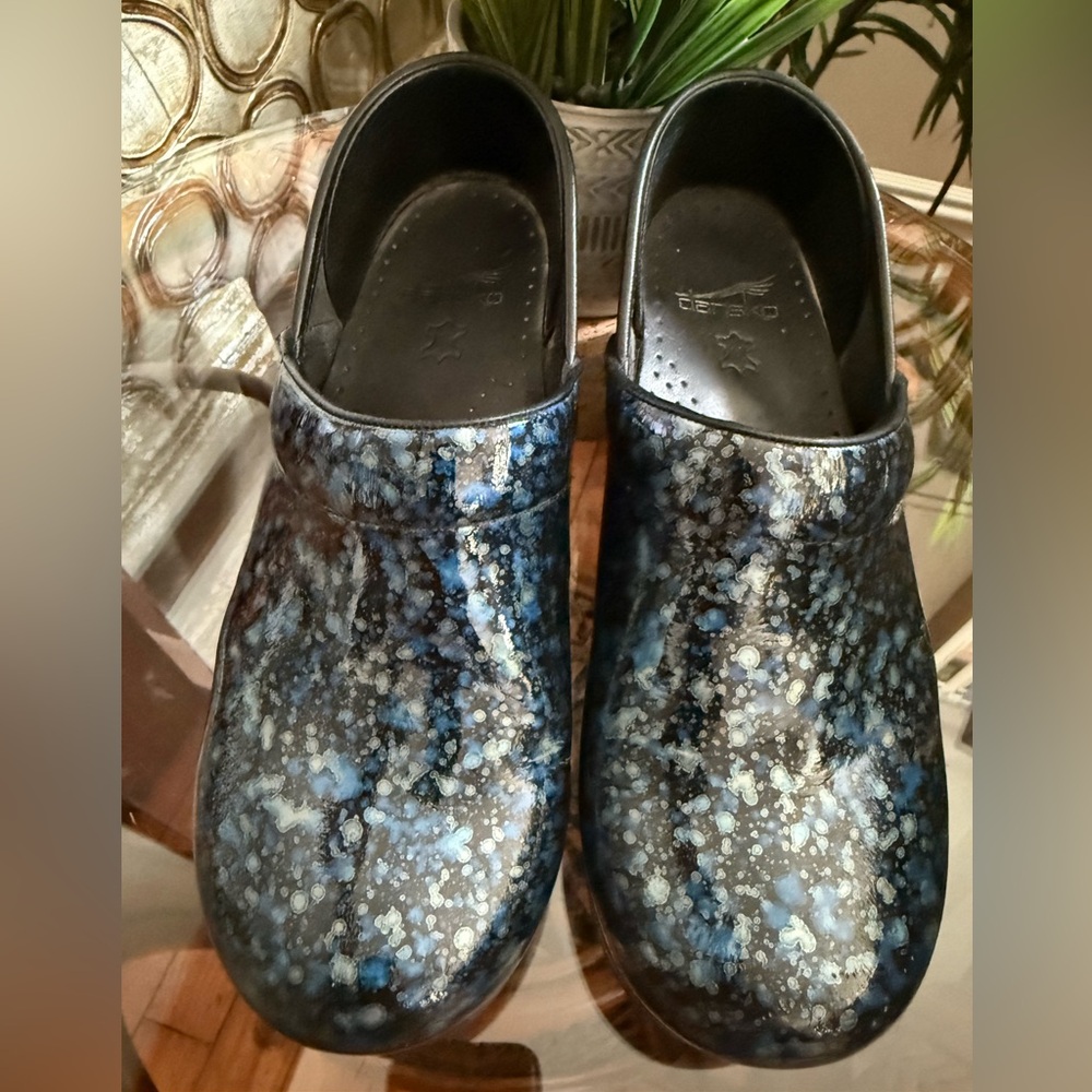 Dansko Women’s Blue Patterned Clogs 38 (71/2-8)
